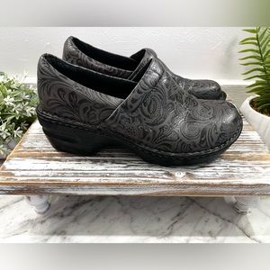 B.O.C BORN Gray & Black Sz8 Clogs